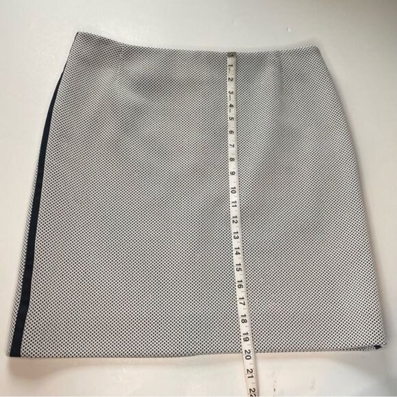 Akris Punto White Mesh Pencil skirt with black stripe Size 12 - Picture 9 of 9